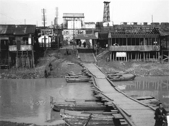 这是民国时期江都县城福运门外的古运河，当时因运河失修淤泥，水道日窄，只能做短期的水运使用